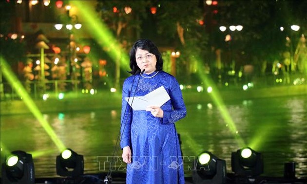 Dang Thi Ngoc Thinh au Gala « Couleurs culturelles du monde »