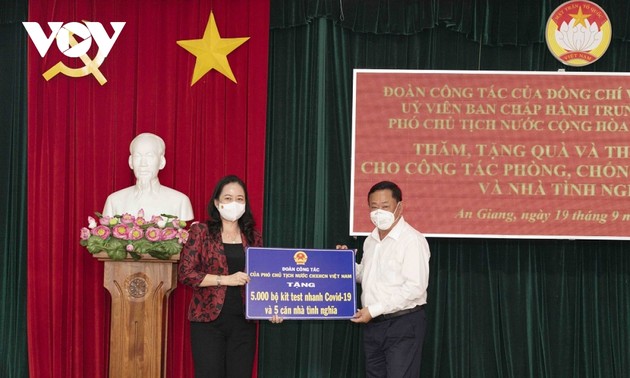 Vo Thi Anh Xuân au chevet des équipes de lutte anti-Covid-19 d'An Giang