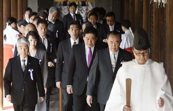 Südkorea und China kritisieren den Schrein-Besuch von japanischen Abgeordneten