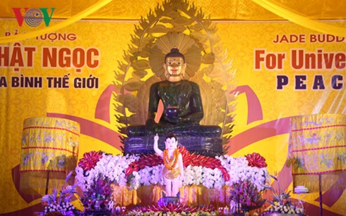 Empfang der Jade-Buddha-Statue in Quang Ninh