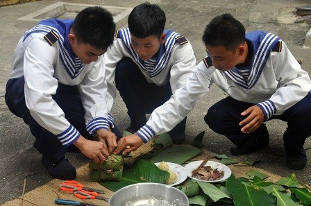 Das Tetfest der Soldaten und Einwohner auf der Inselgruppe Truong Sa