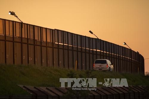 Vatikan und Spanien protestieren gegen den Bau einer Mauer zu Mexiko durch USA