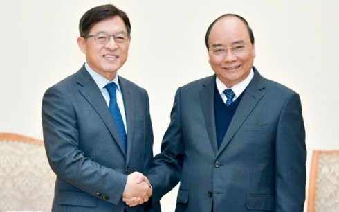 Premierminister Nguyen Xuan Phuc hofft auf Erweiterung der Produktion in Vietnam durch Samsung