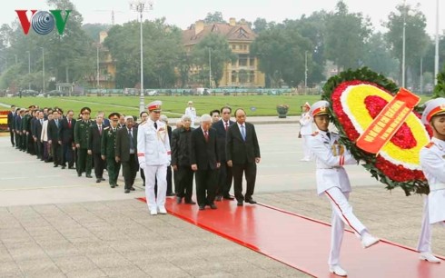 Die vietnamesische Führung besucht Ho Chi Minh-Mausoleum