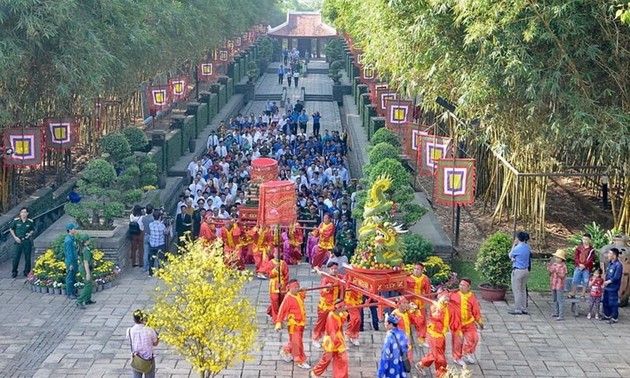 Die Leitung von Ho Chi Minh Stadt zündet Räucherstäbchen zum Gedenken an gefallene Soldaten an