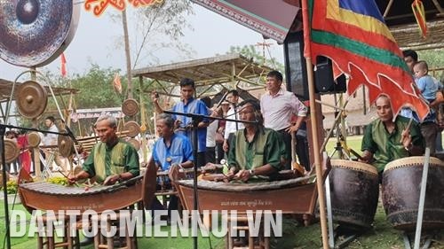 Kulturprogramm “Das Aroma des Sommers” im Kultur- und Tourismusdorf der vietnamesischen Volksgruppen