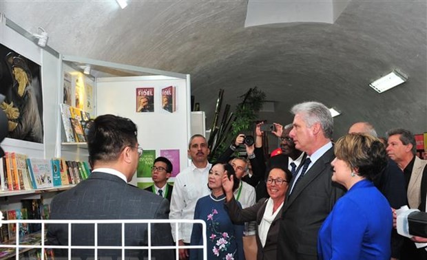 Kubas Präsident Bermudez besucht vietnamesischen Stand bei der internationalen Buchmesse von Havanna