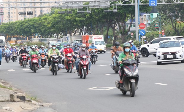 Ho Chi Minh Stadt belebt sich am ersten Tag der Lockerung sozialer Distanzierung