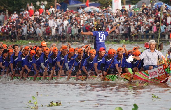 Mehr als 6.000 Sportler nehmen an Bootsrennen auf Maspero-Fluss teil