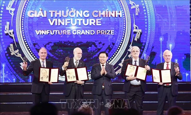 Parlamentspräsident Vuong Dinh Hue nimmt an Verleihung des VinFuture-Preises 2022 teil