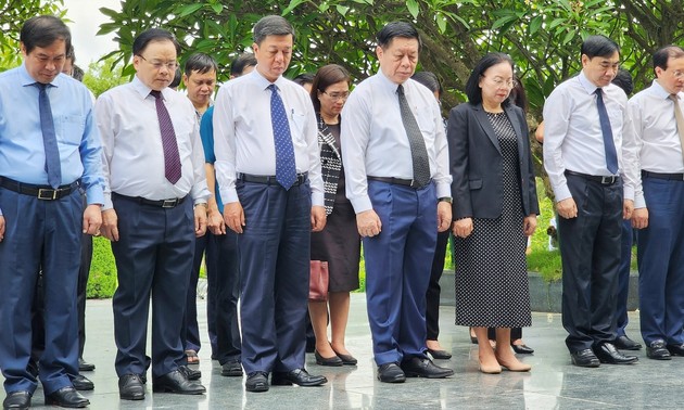 Leiter der Zentralabteilung für Aufklärung und Erziehung Nguyen Trong Nghia tagt mit Parteileitung der Provinz Dien Bien