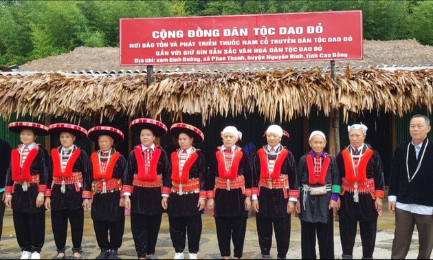 Tracht von Frauen der ethnischen Minderheit der Roten Dao