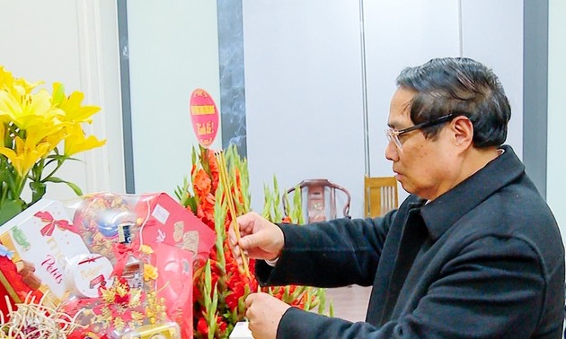 Premierminister Pham Minh Chinh zündet Räucherstäbchen zu Ehren der verstorbenen Spitzenpolitiker an