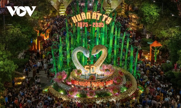 Ho-Chi-Minh-Stadt eröffnet die Nguyen-Hue-Blumenstraße zum Jahr der Schlange