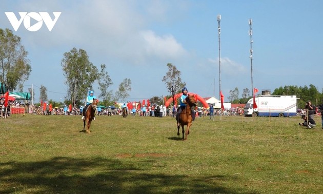 Traditionelles Pferderennen Go Thi Thung