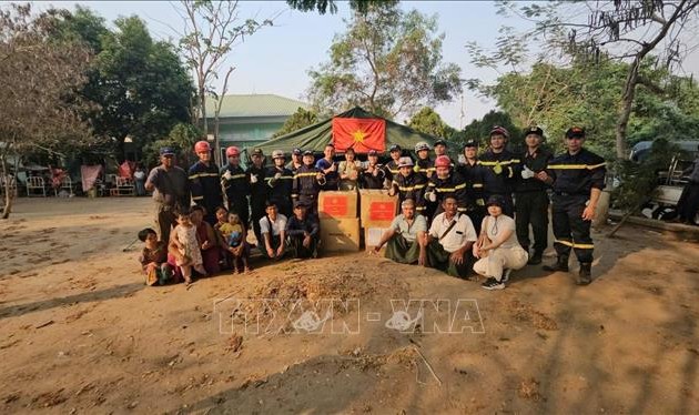 Rettungsteam des vietnamesischen Polizeiministeriums unterstützt die von Erbeben betroffenen Menschen in Myanmar