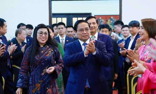 Premierminister Pham Minh Chinh trifft Vertreter der vietnamesischen Gemeinschaft in Malaysia