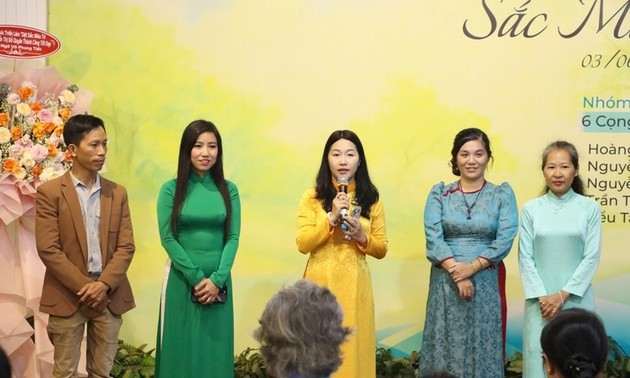 Seidenmalerei-Ausstellung „Farben aus Seide weben” in Ho-Chi-Minh-Stadt