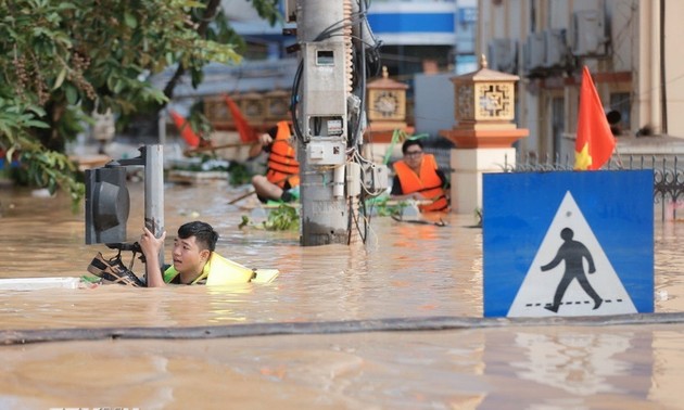 World University Service in Deutschland übergibt Flutopfern in Vietnam Wasserfilter