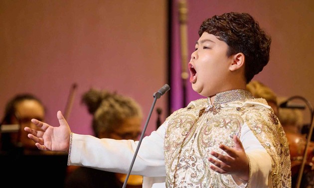 Der junge Opernsänger Duong Duc Hai singt mit dem US-Sinfonieorchester