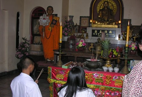 Vietnamesen in Thailand gehen zum neuen Jahr in Pagoden