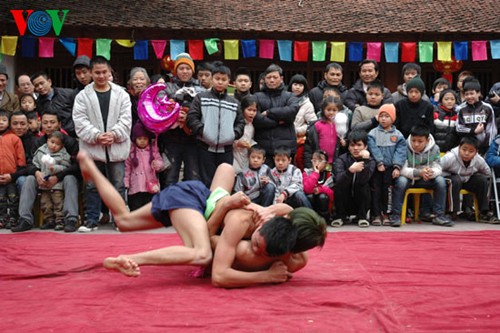 Vor Ort beim Ringkampf im Dorf Mai Dong bei Hanoi 