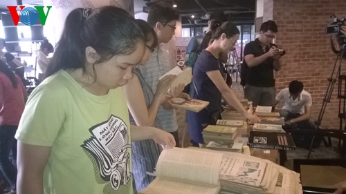 Vietnamesische Jugendliche und ihr Hobby alter Bücher 