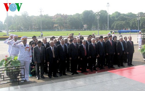 Partei- und Staatschef besuchen Ho Chi Minh-Mausoleum zu seinem Geburtstag