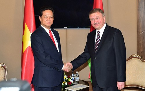 Premierminister Nguyen Tan Dung trifft Weißrusslands Premierminister Andrej Kobjakow