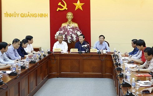 Staatspräsident Truong Tan Sang überprüft die Aufräumarbeiten nach der Flut in Quang Ninh