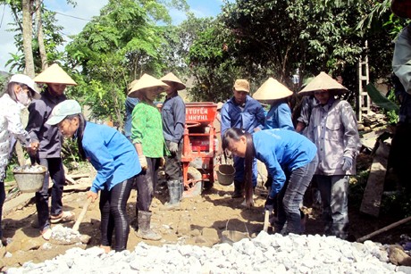 Freiwillige Jugendliche in blauen Hemden in Quang Ninh