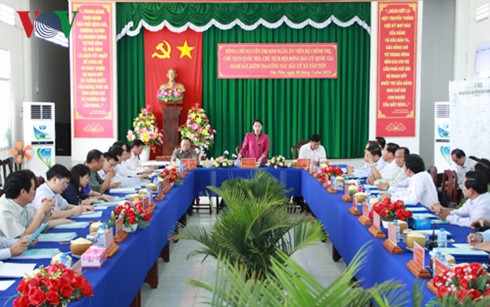 Parlamentspräsidentin Nguyen Thi Kim Ngan überprüft die Wahlvorbereitung in Hau Giang