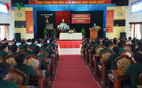 Premierminister Nguyen Xuan Phuc besucht Infanterieakademie in Da Lat