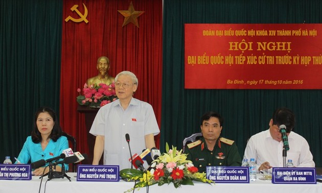 KPV-Generalsekretär Nguyen Phu Trong trifft Wähler im Stadtviertel Tay Ho in Hanoi