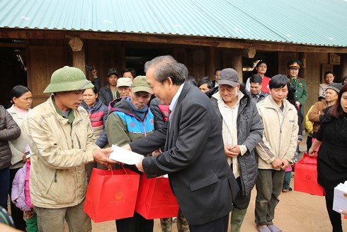 Vizepremierminister Truong Hoa Binh besucht Bewohner in Da Bac, Hoa Binh