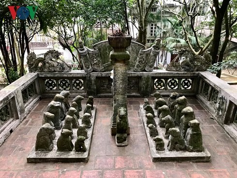 Der Maler Thanh Chuong spricht über die Gestaltung von Steinhunden