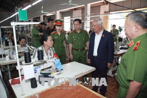 Vizeparlamentspräsident Uong Chu Luu besucht Stätten der Direktion 8 der Polizei