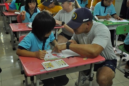 US-Marinesoldaten besuchen Kinder mit Behinderungen in Khanh Hoa