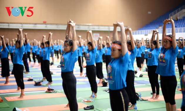 Knapp 1500 Menschen beteiligen sich an einer Yoga-Aufführung in Hanoi