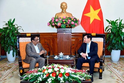 Vizepremierminister, Außenminister Pham Binh Minh trifft Bangladeschs Vizeaußenminister Haque