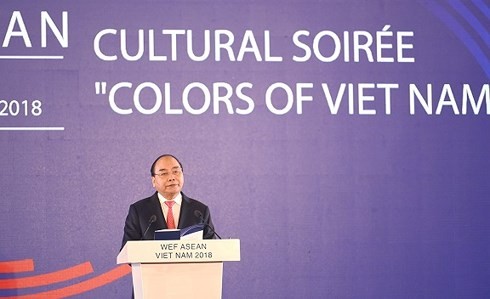 Premierminister Nguyen Xuan Phuc und seine Gattin geben Galadiner zur Werbung für vietnamesische Kultur