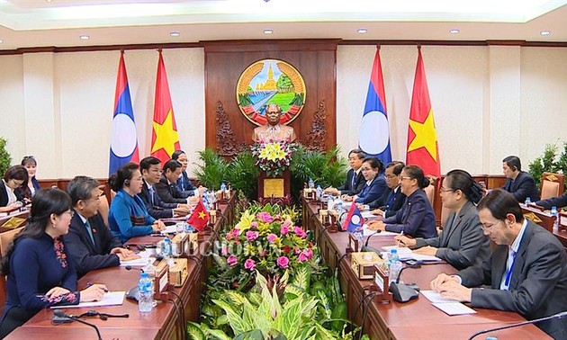 Parlamentspräsidentin Nguyen Thi Kim Ngan führt ein Gespräch mit ihrer laotischen Amtskollegin Pany Yathotou