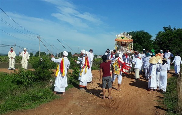 Änderungen der Rituale in der Hochzeits- und Trauerfeier der Cham