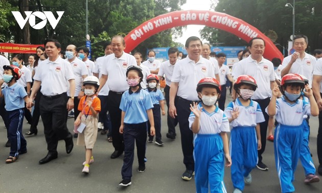 Vizepremierminister Truong Hoa Binh fördert das Tragen von Schutzhelmen für Kinder 