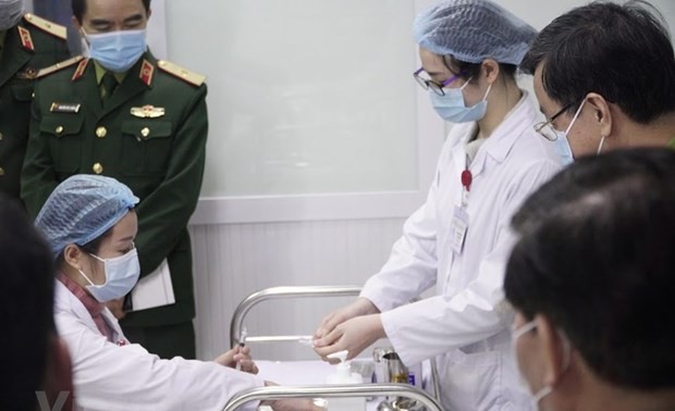 Probanden in Vietnam bekommen die 2. Impfstoffspritze gegen Covid-19