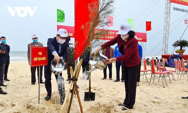 Vizestaatspräsidentin Dang Thi Ngoc Thinh startet Pflanzenfest in Quang Binh