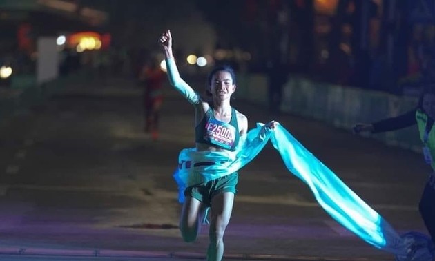 Nguyen Thi Oanh und Do Quoc Luat sind Meister des internationalen Halbmarathons in Vietnam