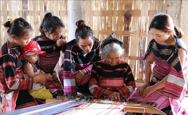 Vorstellung der Brokat-Weberei der vietnamesischen Völker im Juli