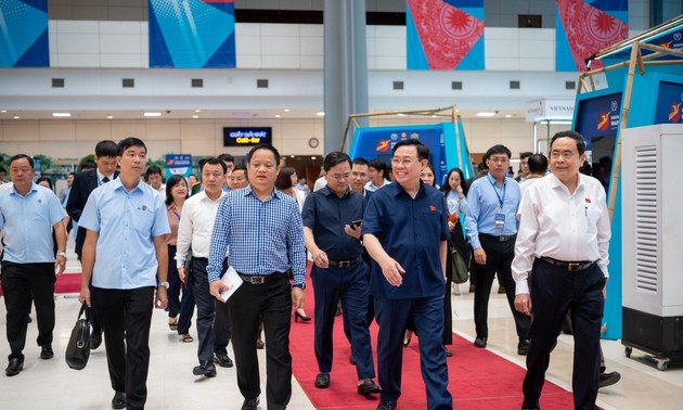 Parlamentspräsident Vuong Dinh Hue leitet die Probe für die Eröffnung der globalen Konferenz junger Parlamentarier