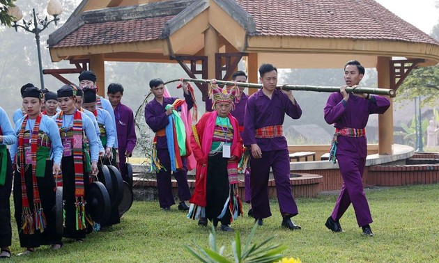 Sitte der Aufstellung des Neu-Baums beim Neujahrsfest Tet der Muong in Thanh Hoa